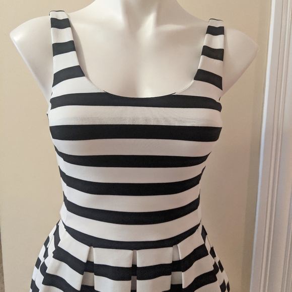 💘Bethany Mota black and white fit and flare dress - Picture 5 of 9